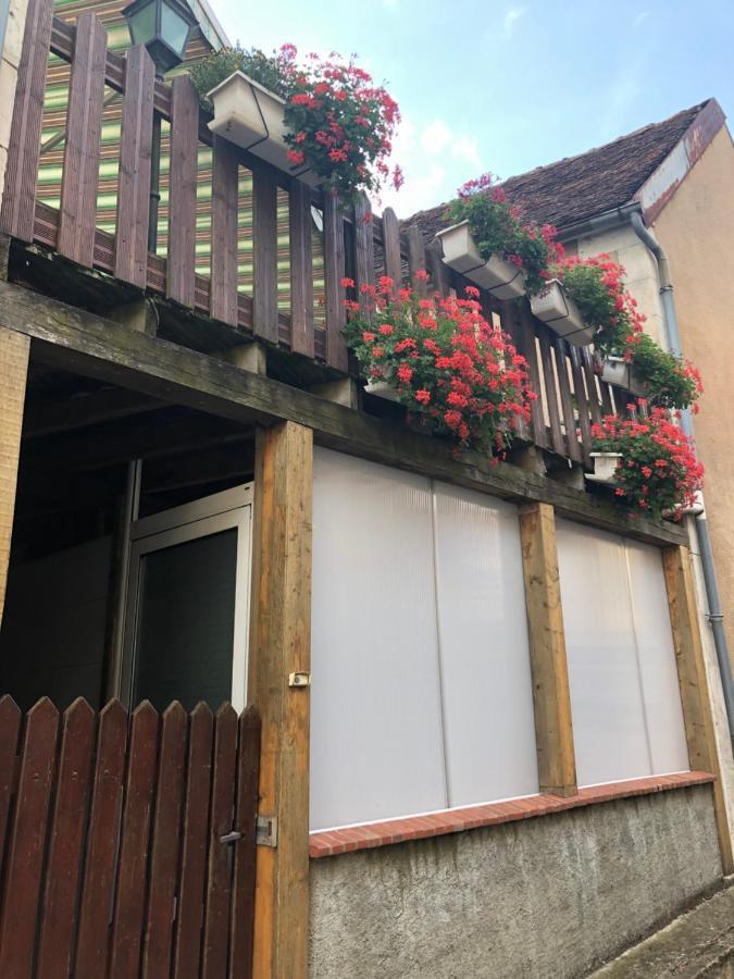 Joli Appartement De 60M2 Avec Balcon A La Campagne Courson-Les-Carrieres Exterior foto